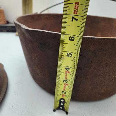 Vintage Cast Iron Kettle Dutch Oven w Handle