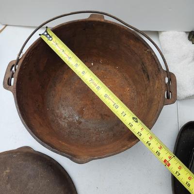 Vintage Cast Iron Kettle Dutch Oven w Handle