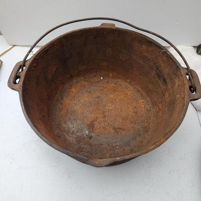 Vintage Cast Iron Kettle Dutch Oven w Handle