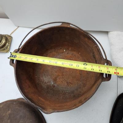 Vintage Cast Iron Kettle Dutch Oven w Handle