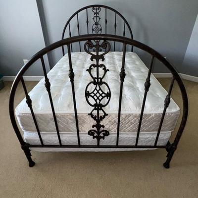 169 Like New Full Size Black Metal Bed