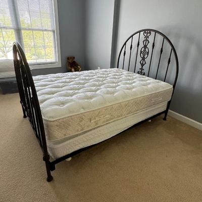 169 Like New Full Size Black Metal Bed