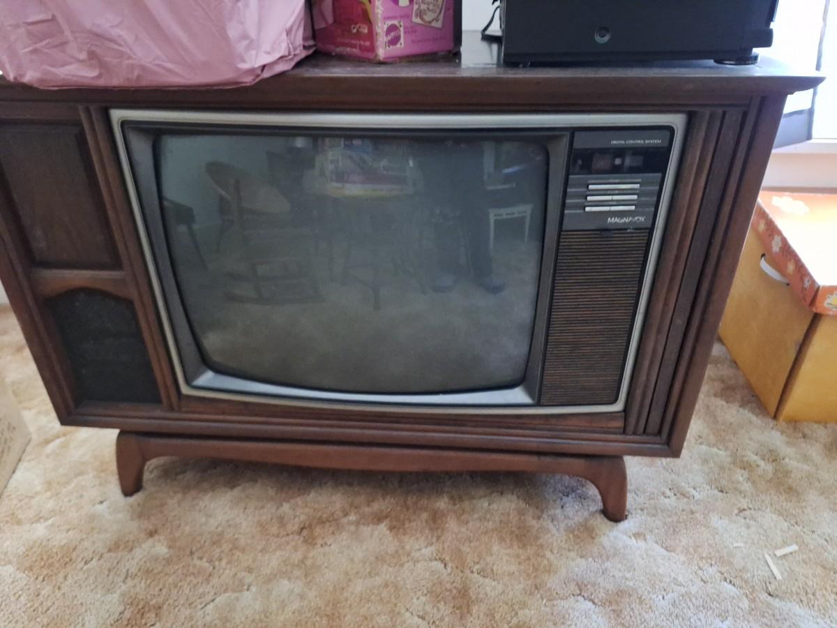 Retro TV Magnavox | EstateSales.org