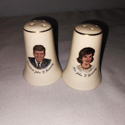BUDWEISER AND KENNEDY SALT & PEPPER SHAKERS AND PRESIDENTIAL GLASS