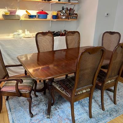 Dining Room Table w/ 6 Chairs and 2 Leaves
