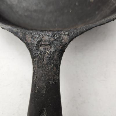 Lot of 3 Cast Iron 2 Griswold Pans 1 Round Griddle