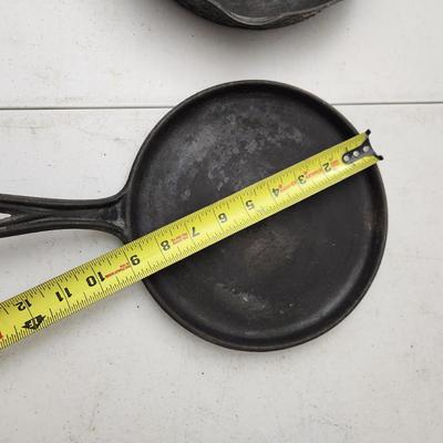 Lot of 3 Cast Iron 2 Griswold Pans 1 Round Griddle