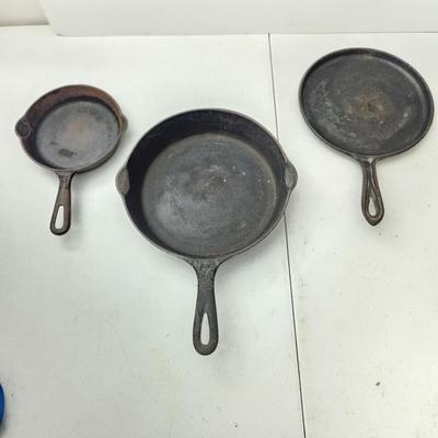 Lot of 3 Cast Iron 2 Griswold Pans 1 Round Griddle
