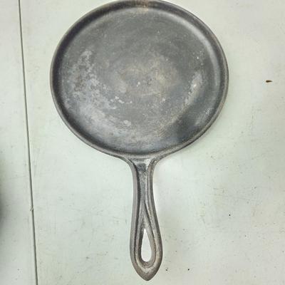 Lot of 3 Cast Iron 2 Griswold Pans 1 Round Griddle