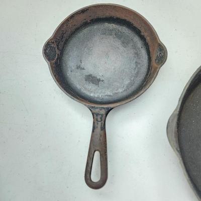 Lot of 3 Cast Iron 2 Griswold Pans 1 Round Griddle