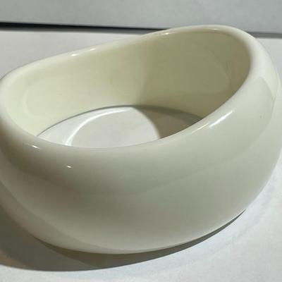Vintage Mid-Century Off White Color 8" Lucite Graduated Bangle Bracelet 1"-1.5" in VG Preowned Condition.