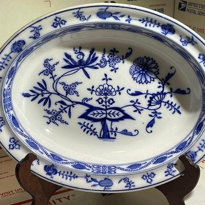 Vintage Villeroy & Boch: Blue Onion Vegetable Serving Bowl 9" x 11.25" has a Reverse Fleck as Pictured.
