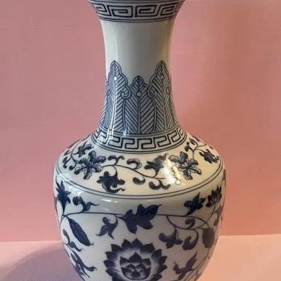 Vintage Chinese Peony Vase 6-Charater Marking w/Double Circles 8