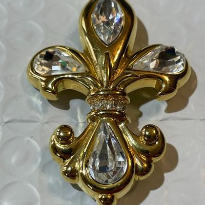 Vintage Swarovski Style Fashion Crystal Pin/Brooch in Good Preowned Condition.