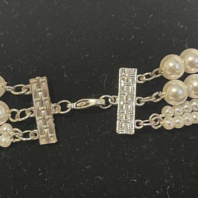 Elegant pearl button necklace 