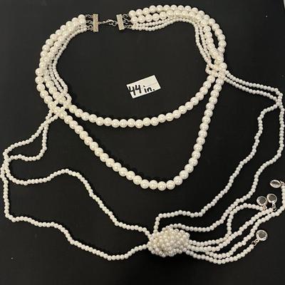 Elegant pearl button necklace 