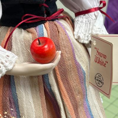 Snow White "Heroines from the Fairytale Forest" Dianna Effner Porcelain Doll