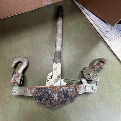 Crowbar iron pry bar and Ratchet Cable Lever Hoist