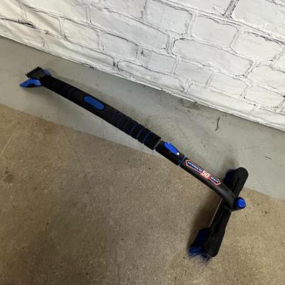 Crossover Extendable Snow Brush Broom Integrated Ice Scraper