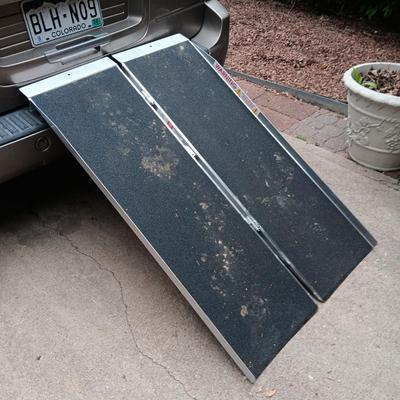 PORTABLE FOLDING ALUMINUM RAMP WITH TRACTION