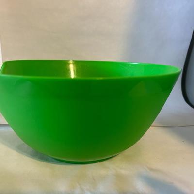 Mid-Century Kelly Green Spouted Mixing Bowl