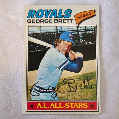 1977 Topps Baseball Cards in Binder (BO-JS)