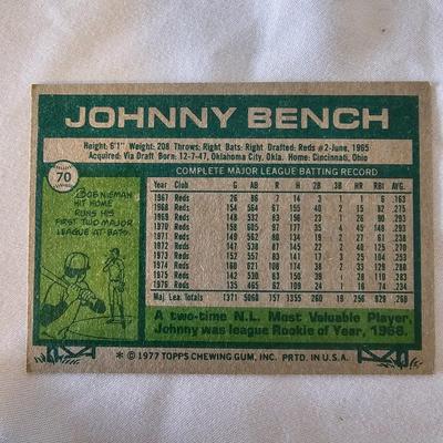 1977 Topps Baseball Cards in Binder (BO-JS)