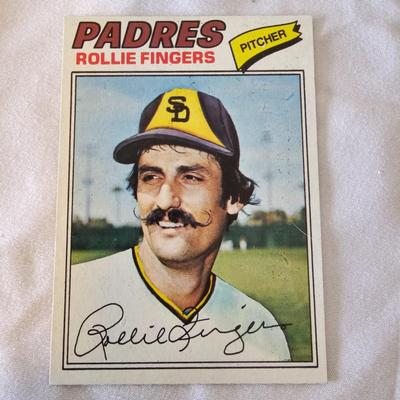 1977 Topps Baseball Cards in Binder (BO-JS)