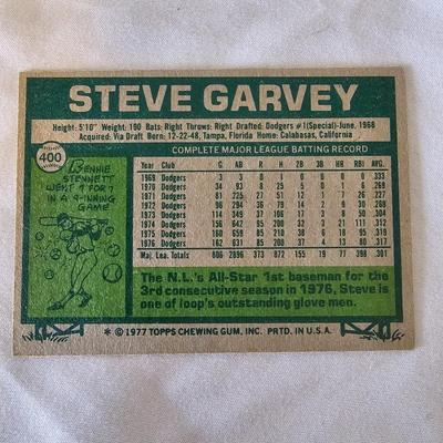 1977 Topps Baseball Cards in Binder (BO-JS)