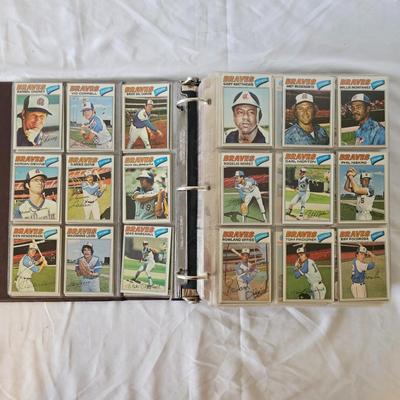 1977 Topps Baseball Cards in Binder (BO-JS)