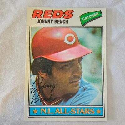 1977 Topps Baseball Cards in Binder (BO-JS)