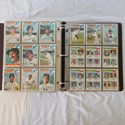 1977 Topps Baseball Cards in Binder (BO-JS)