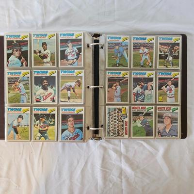 1977 Topps Baseball Cards in Binder (BO-JS)
