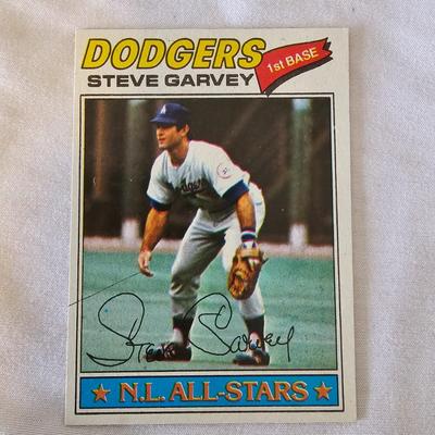 1977 Topps Baseball Cards in Binder (BO-JS)