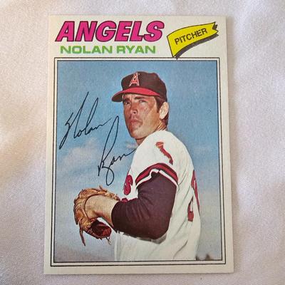 1977 Topps Baseball Cards in Binder (BO-JS)