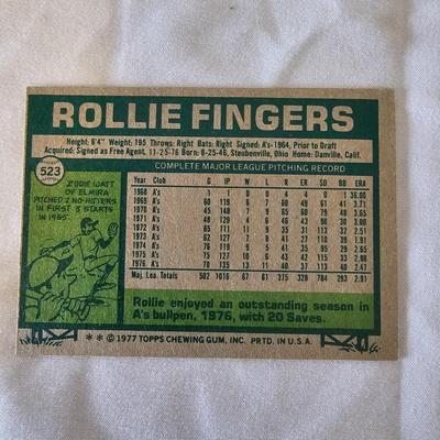 1977 Topps Baseball Cards in Binder (BO-JS)