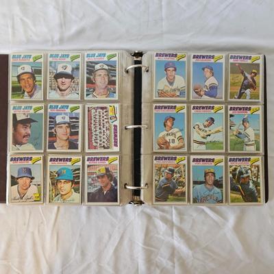 1977 Topps Baseball Cards in Binder (BO-JS)