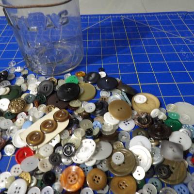 Lot1-Atlas E-Z Seal Jar and Vintage Buttons