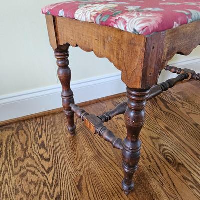 Floral Vanity Stool and Rug (DR-DW)