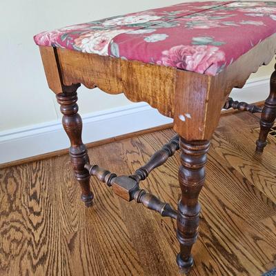 Floral Vanity Stool and Rug (DR-DW)
