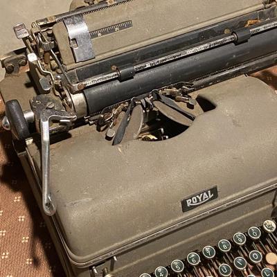 Vintage 1940s Royal Typewriter