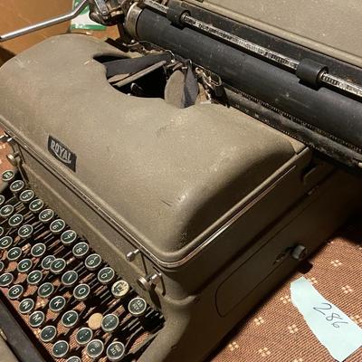 Vintage 1940s Royal Typewriter