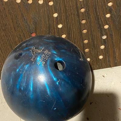 Gaming Lot - Regency 300 Bowling Ball and Vintage Wahoo Board