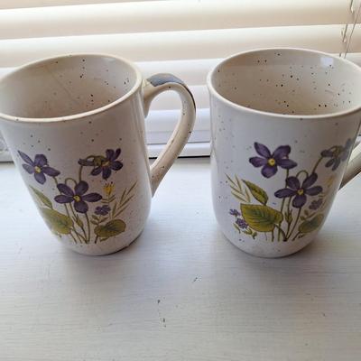 2 mugs -Purple flower