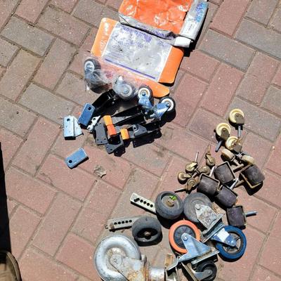 LOT OF VINTAGE CASTORS WITH 1 SET OF LIFTING CASTORS