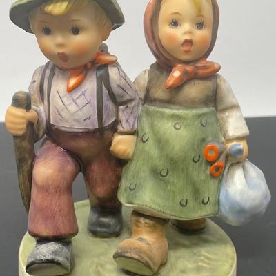 Goebel Hummel GOING HOME Figurine Yr. 1977