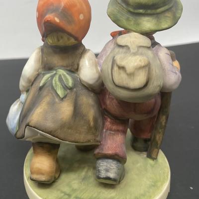 Goebel Hummel GOING HOME Figurine Yr. 1977