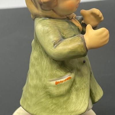 Goebel Hummel KEEPING TIME Figurine Yr. 2002/ HUMMEL CLUB