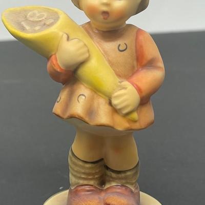 Goebel Hummel A SWEET OFFERING Figurine. Yr. 1993