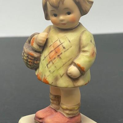 VINTAGE Goebel Hummel I BROUGHT YOU A GIFT Figurine Yr. 1967/ Hummel club